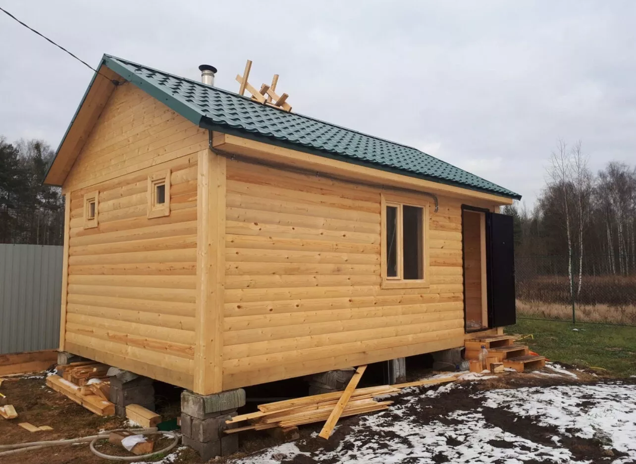 Готовая баня из бруса в Подмосковье Баня из бруса в Московской области: готовый сруб с террасой и натуральной отделкой